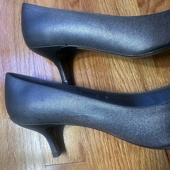 Stuart Weitzman Jeweled Bling Bow Satin Metallic Silver Kitten Heel Pumps - Picture 6 of 9